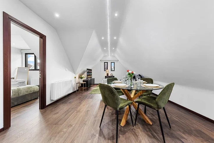 Flat Armitage Road in Greater London