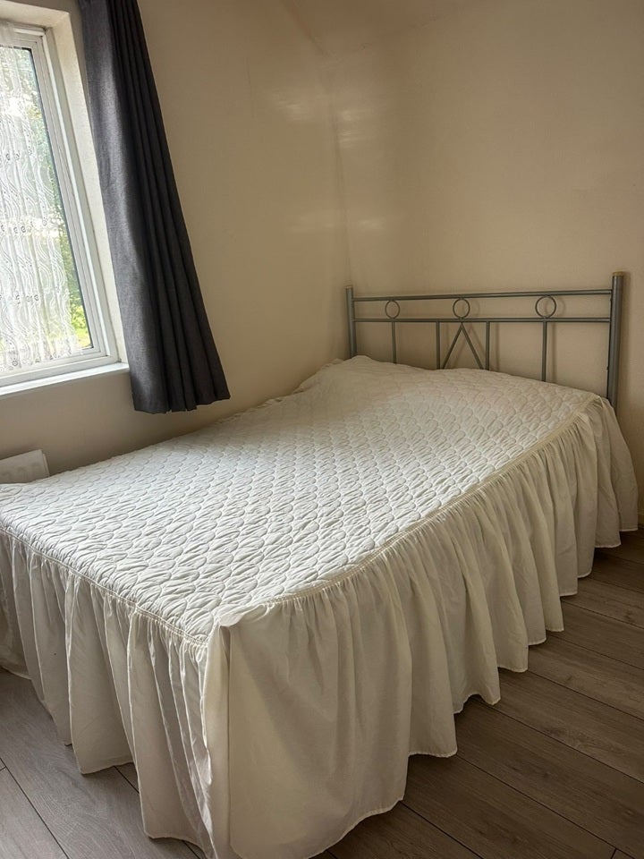Room Park Lane in Greater London