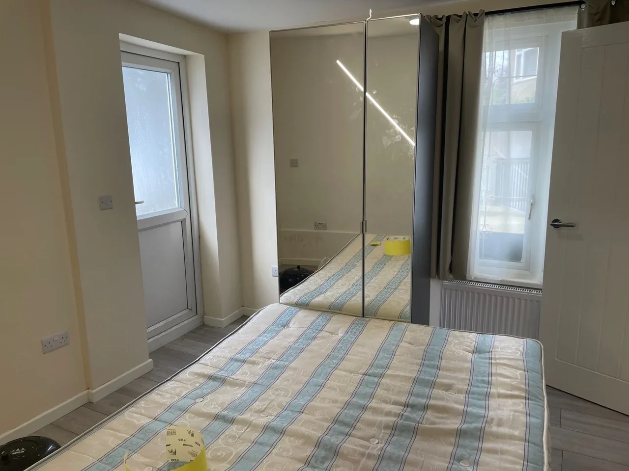 Flat Manor Drive in Greater London