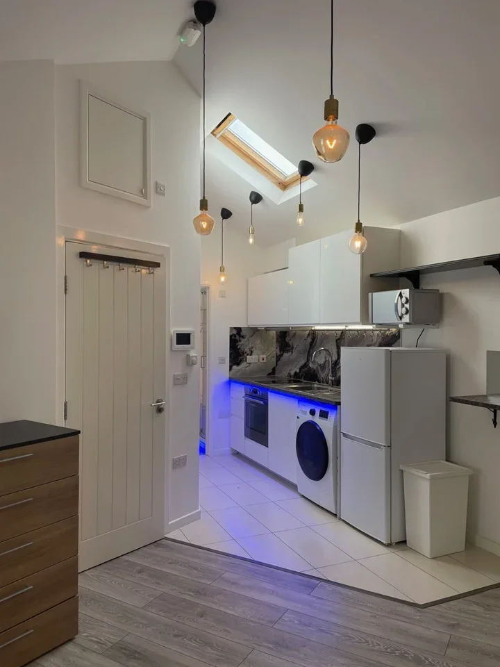 Flat Manor Drive in Greater London