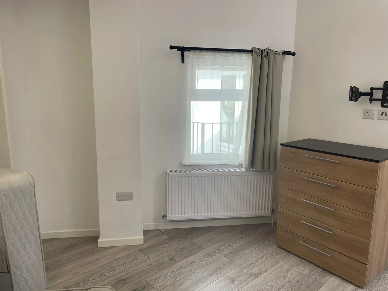 Flat Manor Drive in Greater London