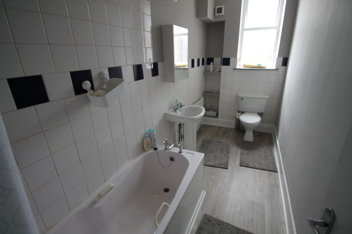 Flat Windsor Terrace in Newcastle upon Tyne