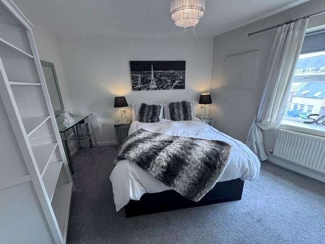 Flat Jesmond Road in Newcastle upon Tyne