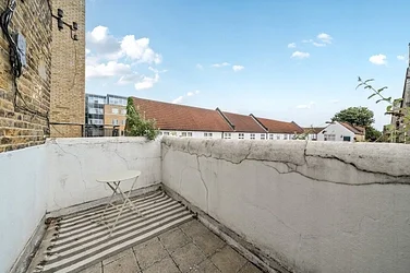 Flat Hazelbourne Road in Greater London