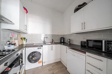 Flat Hazelbourne Road in Greater London