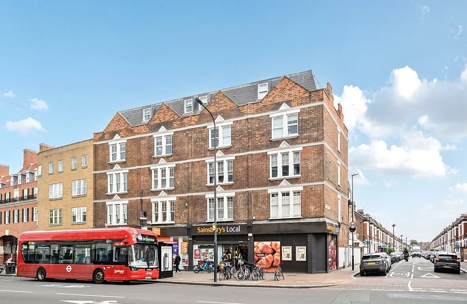 Flat Hazelbourne Road in Greater London