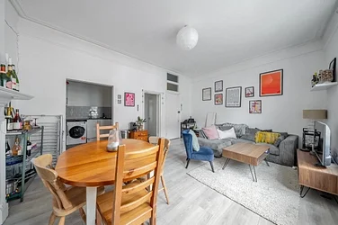 Flat Hazelbourne Road in Greater London