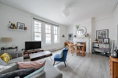 Flat Hazelbourne Road in Greater London