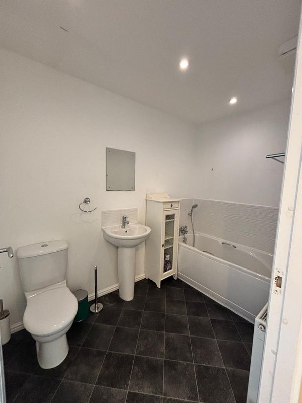 Room Arneil Drive in City of Edinburgh