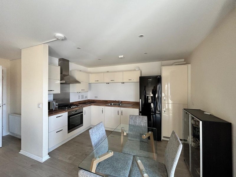 Room Arneil Drive in City of Edinburgh