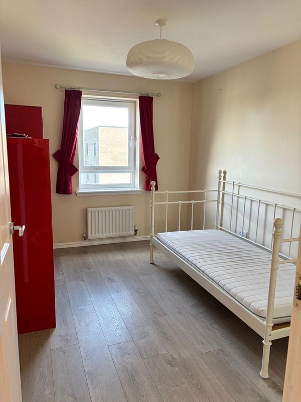 Room Arneil Drive in City of Edinburgh