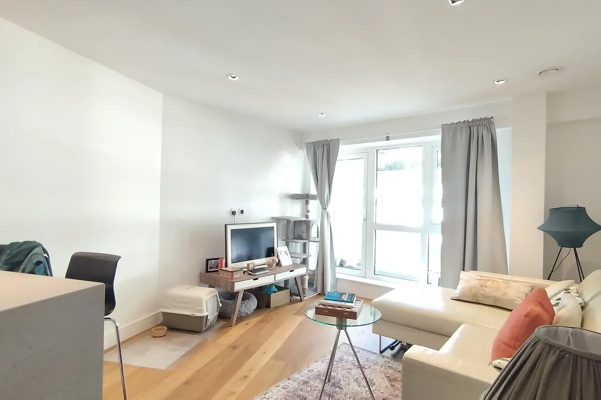 Flat New Broadway in Greater London
