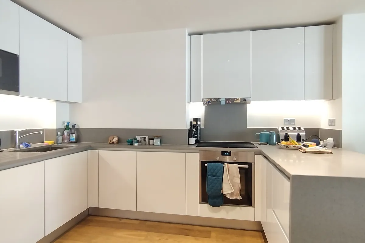 Flat New Broadway in Greater London