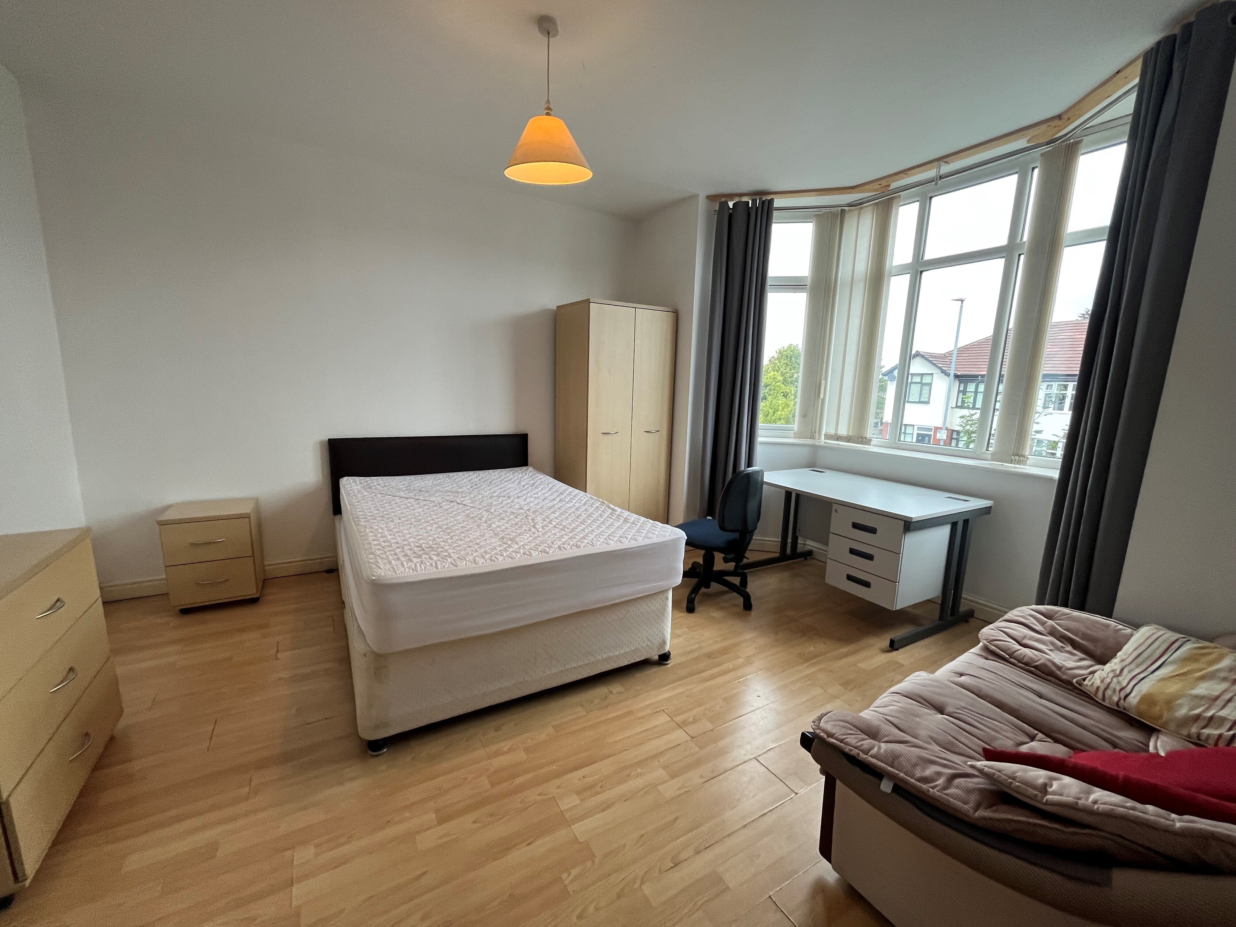 Room Abberton Road in Manchester