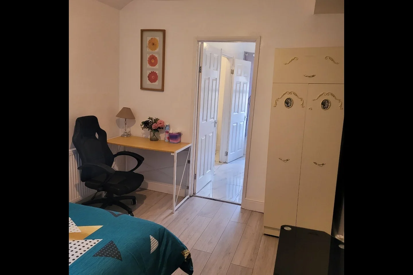 Room Craydene Road in Greater London