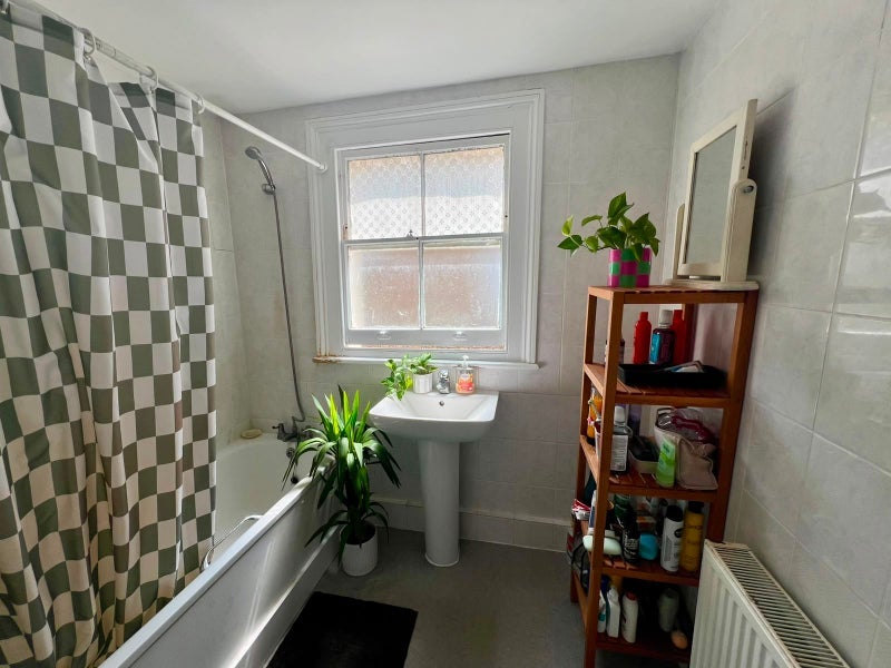 Room Appach Road in Greater London