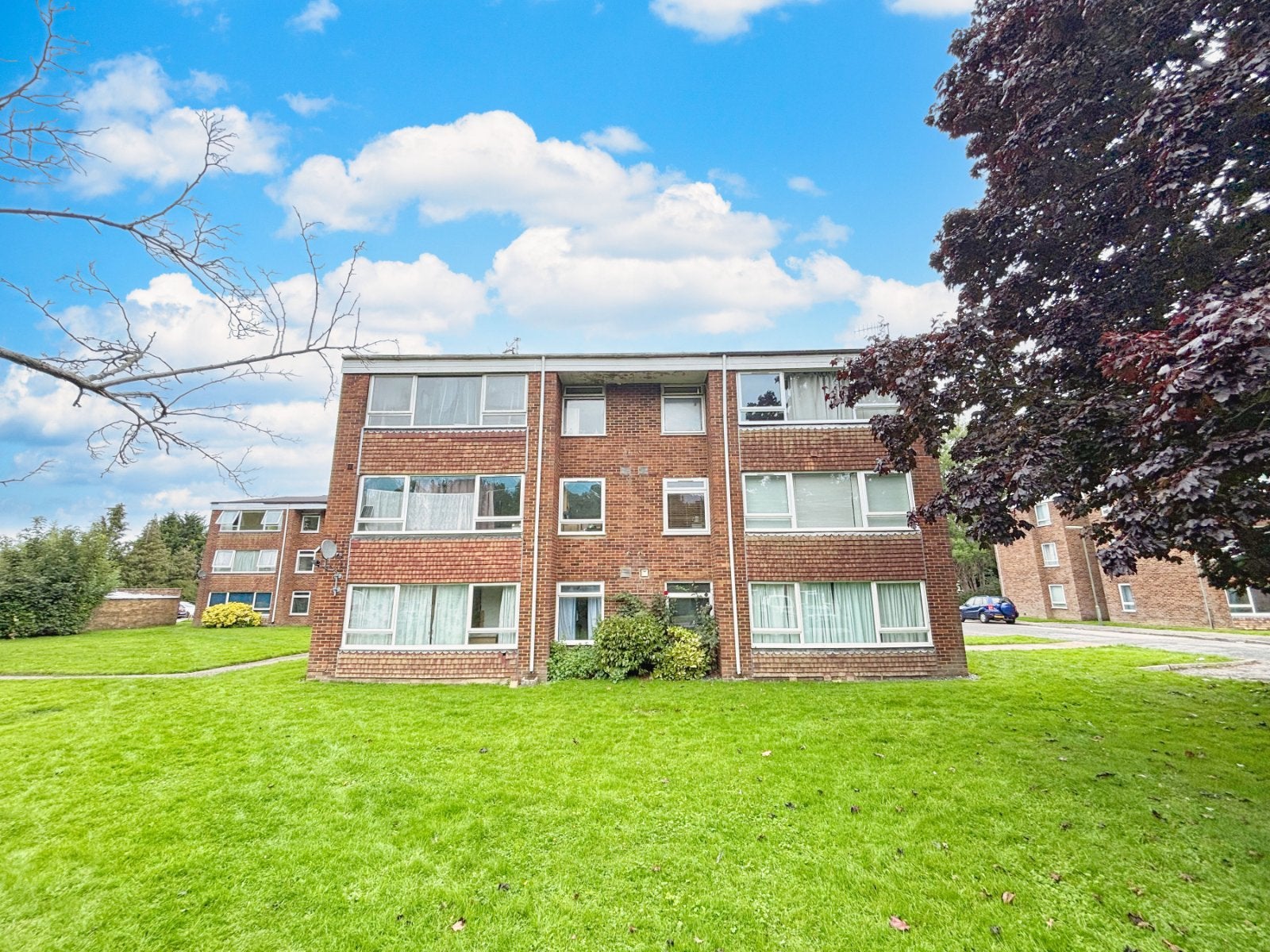 Flat Longbridge Road in Horley