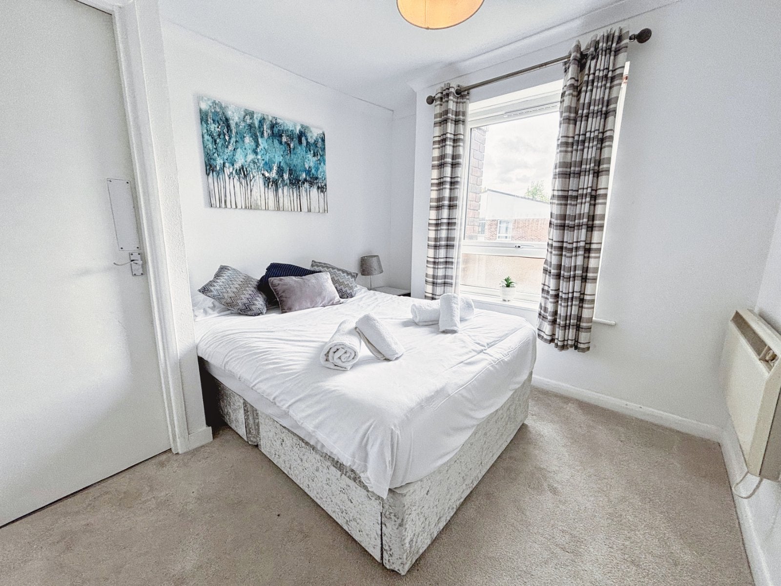 Flat Longbridge Road in Horley