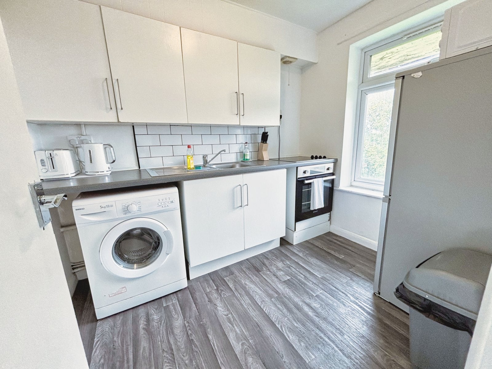 Flat Longbridge Road in Horley
