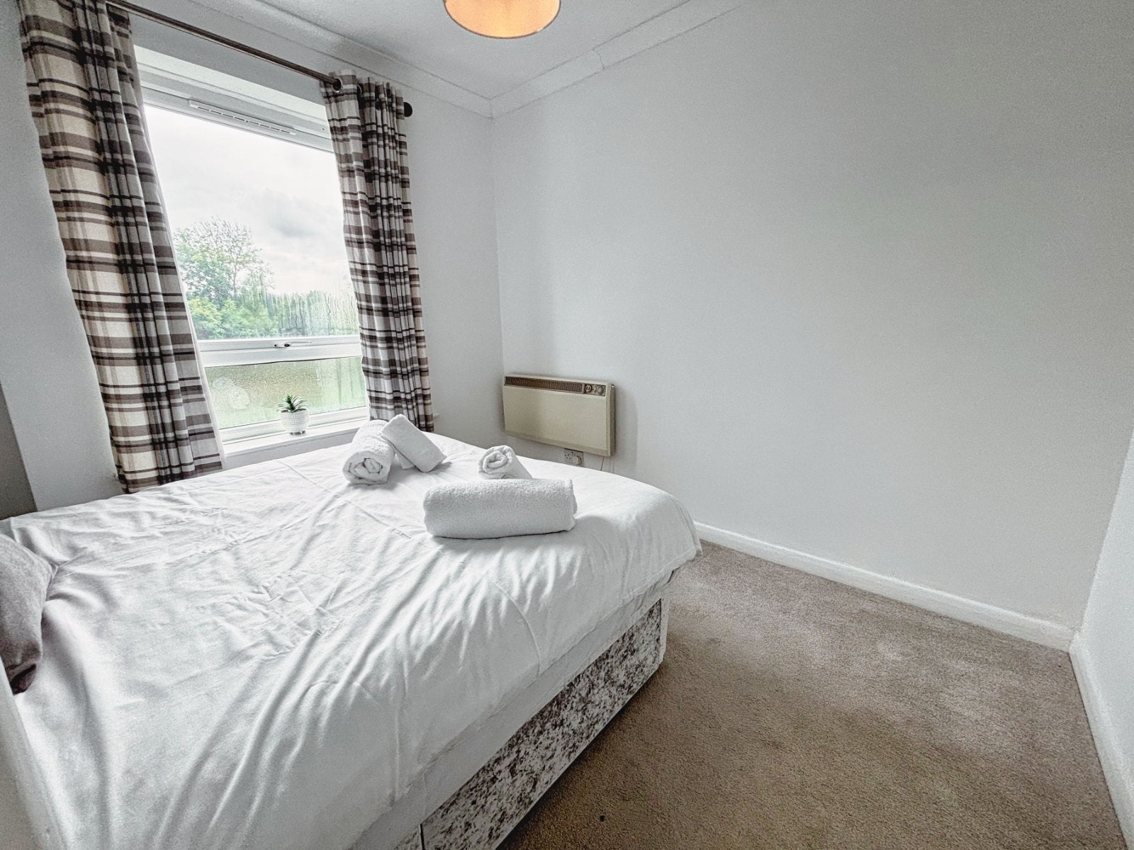Flat Longbridge Road in Horley