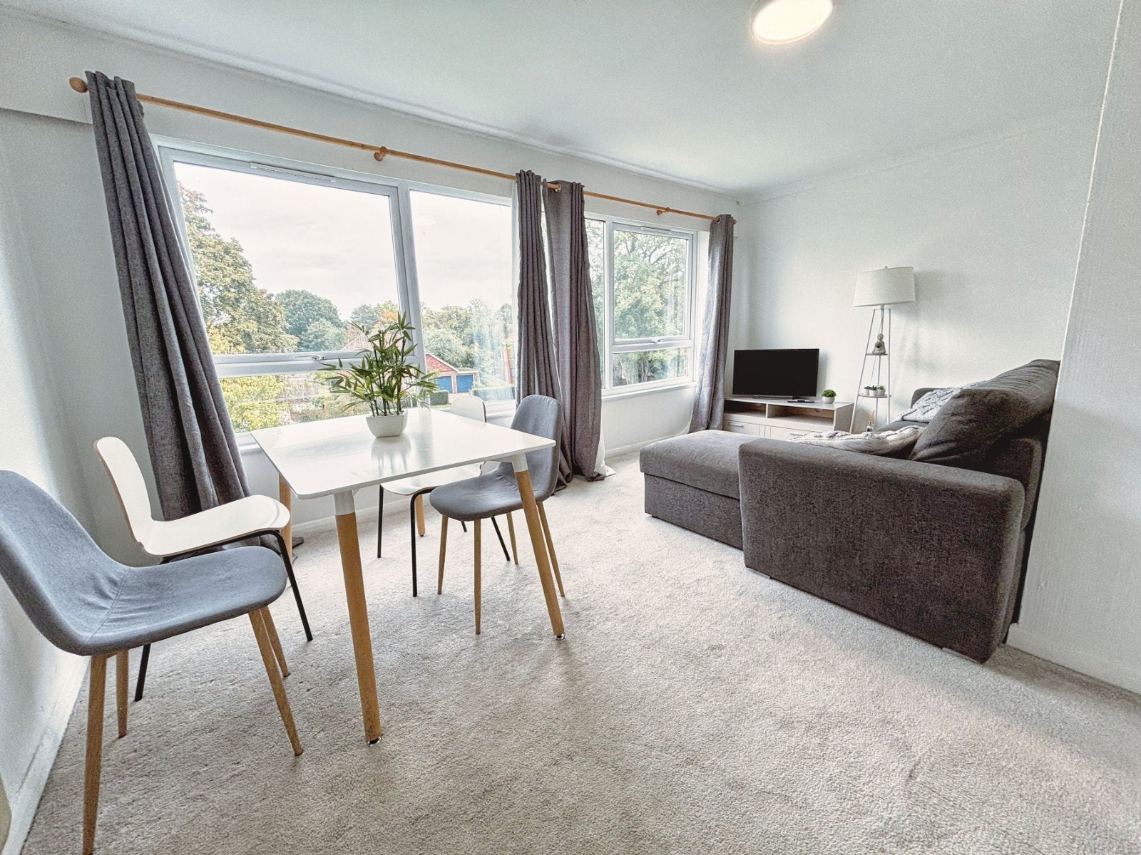 Flat Longbridge Road in Horley