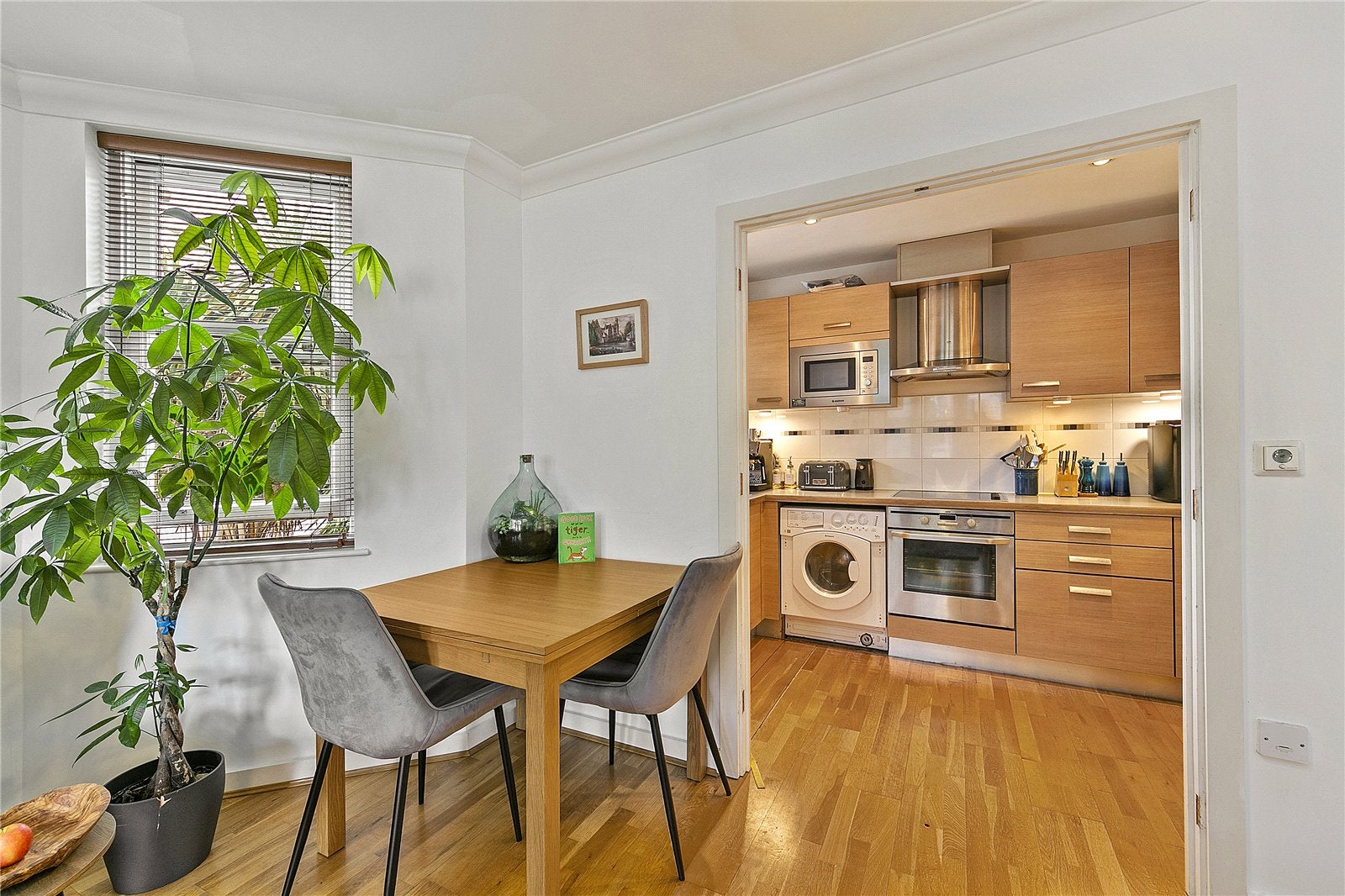 Flat Northcote Road in Greater London