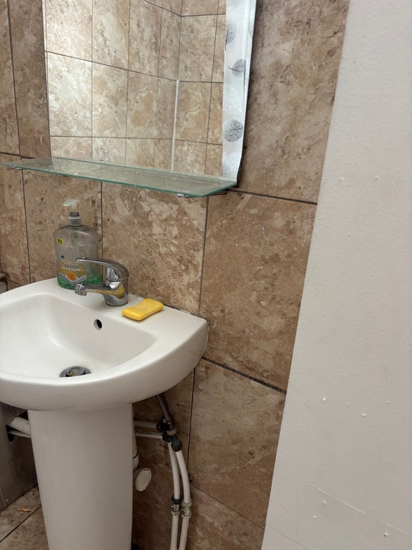 Room Brixton Road in Greater London