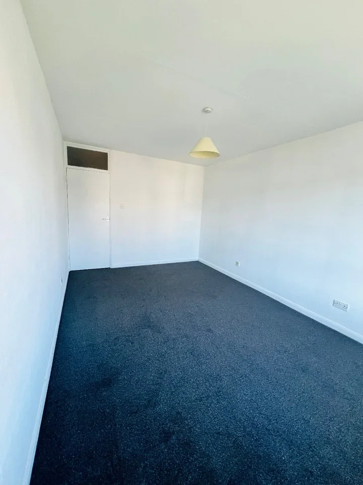 Flat Blake Avenue in Greater London