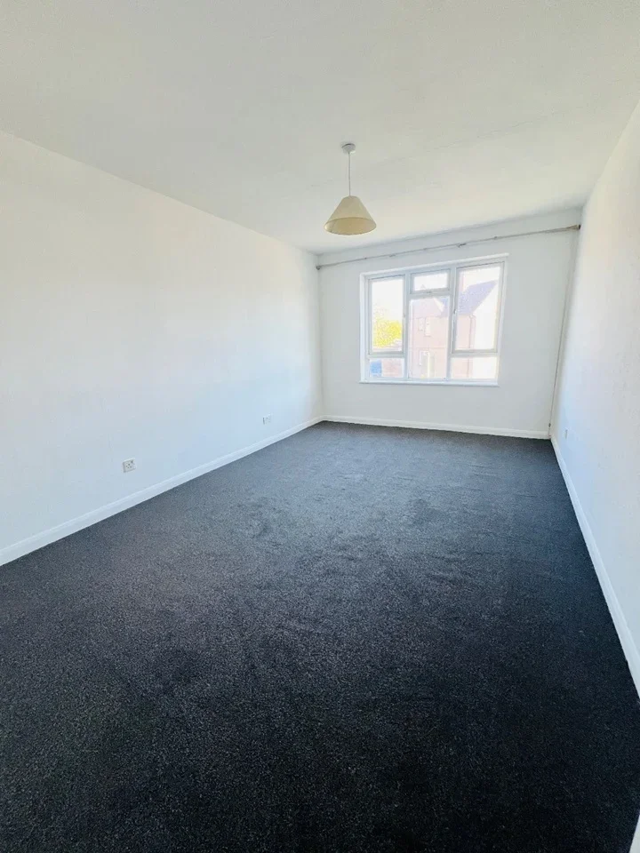 Flat Blake Avenue in Greater London