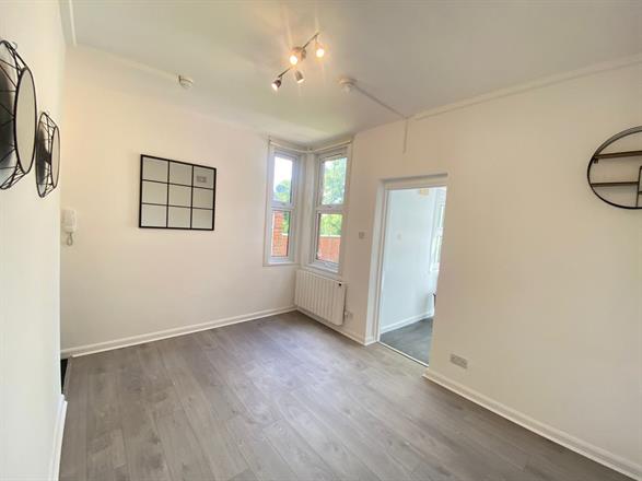 Flat Priory Road in High Wycombe