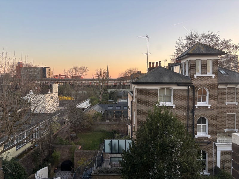 Room Flora Gardens in Greater London