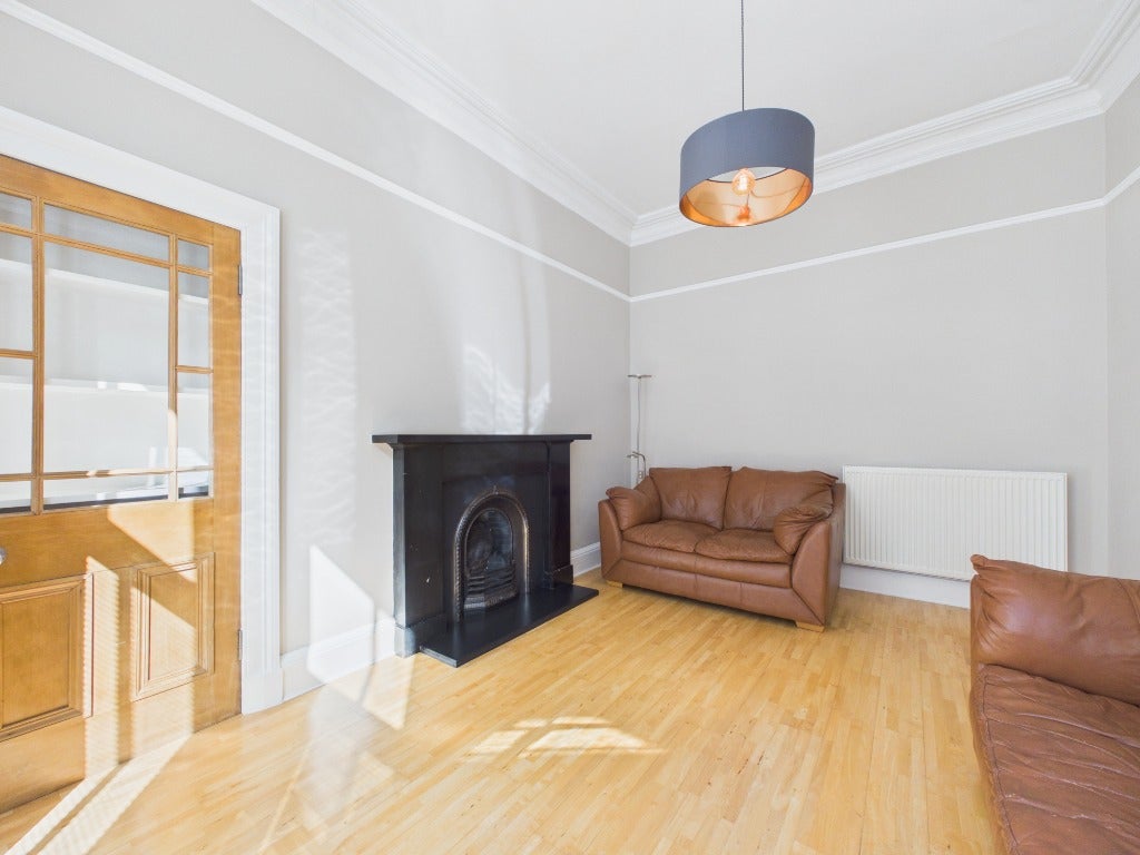 Flat Valleyfield Street in City of Edinburgh