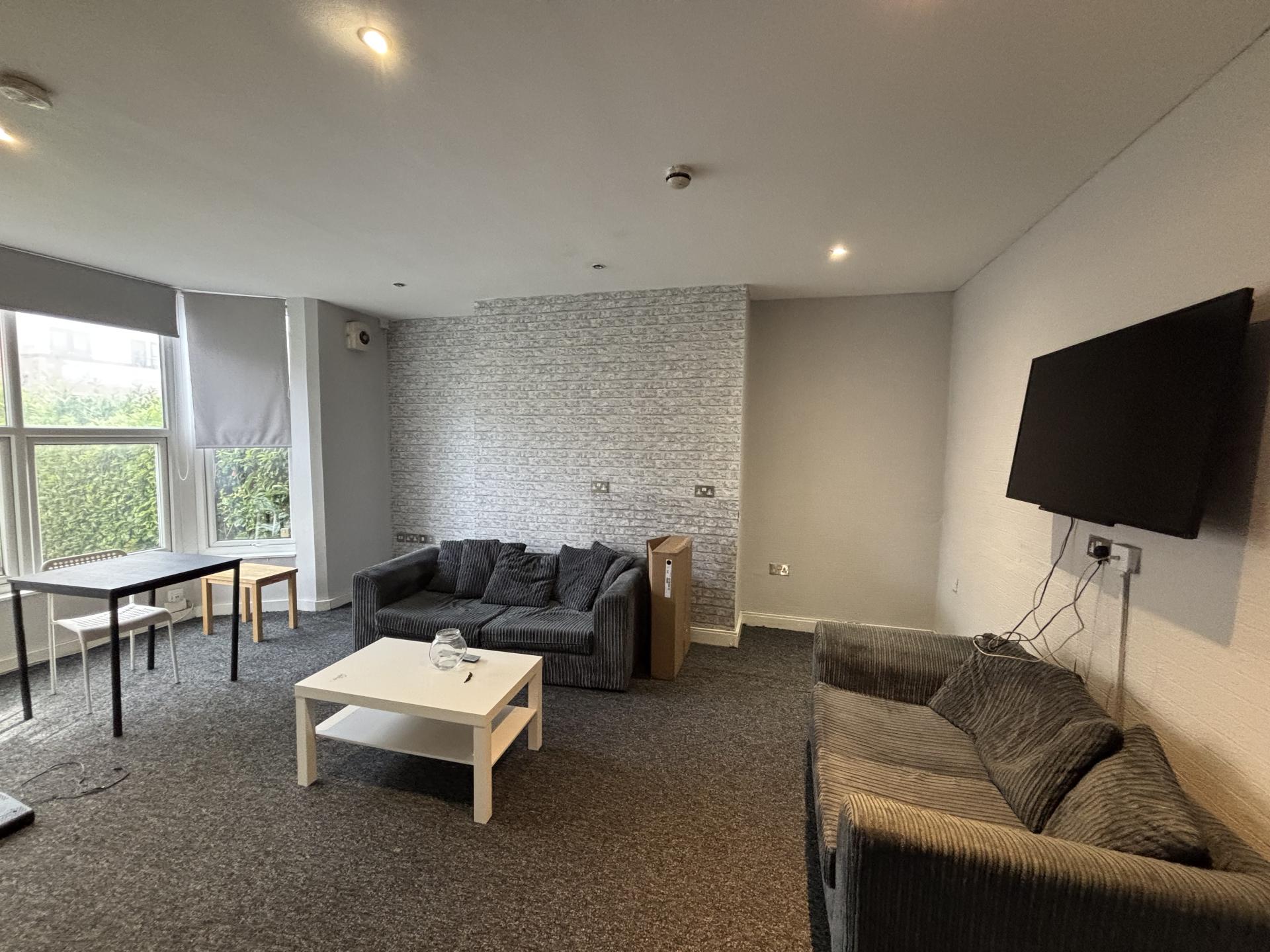 Flat Kirkstall Lane in Leeds