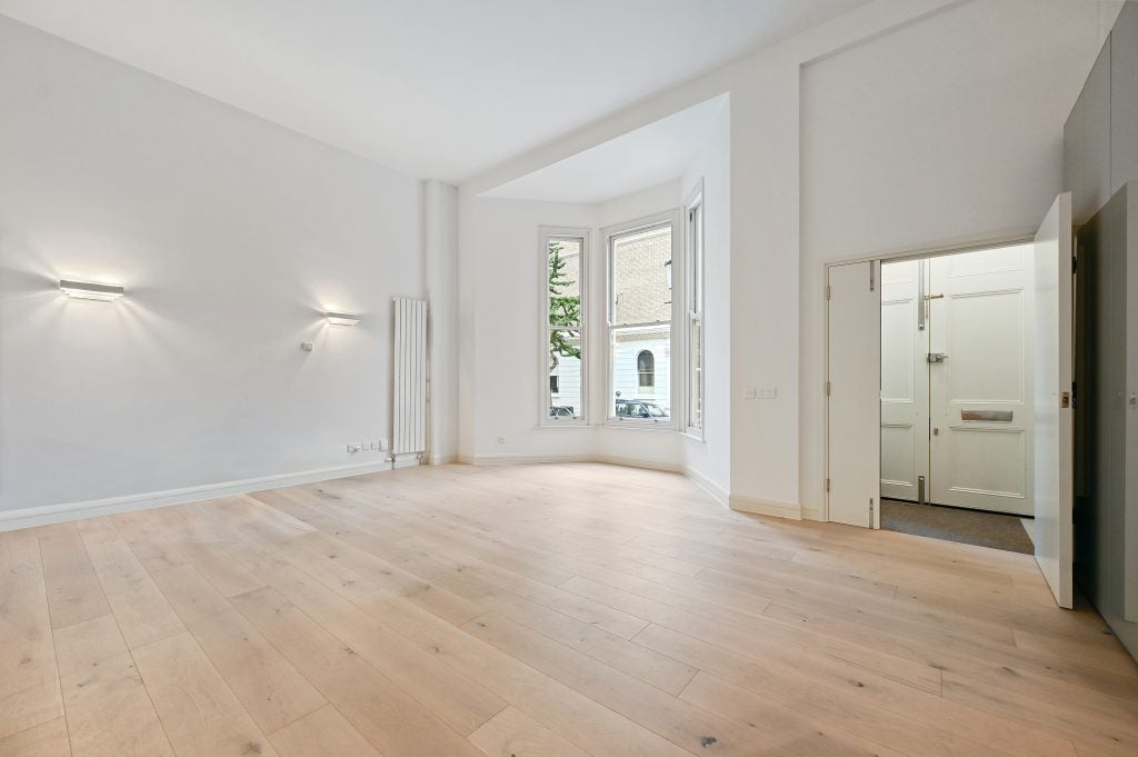 Flat Penywern Road in Greater London