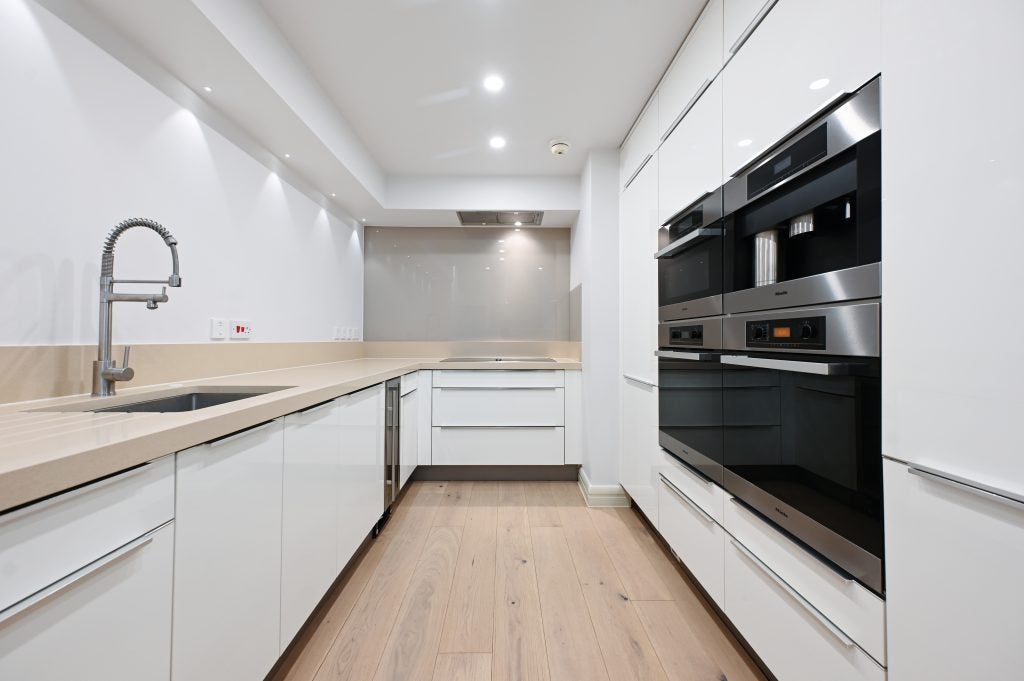 Flat Penywern Road in Greater London