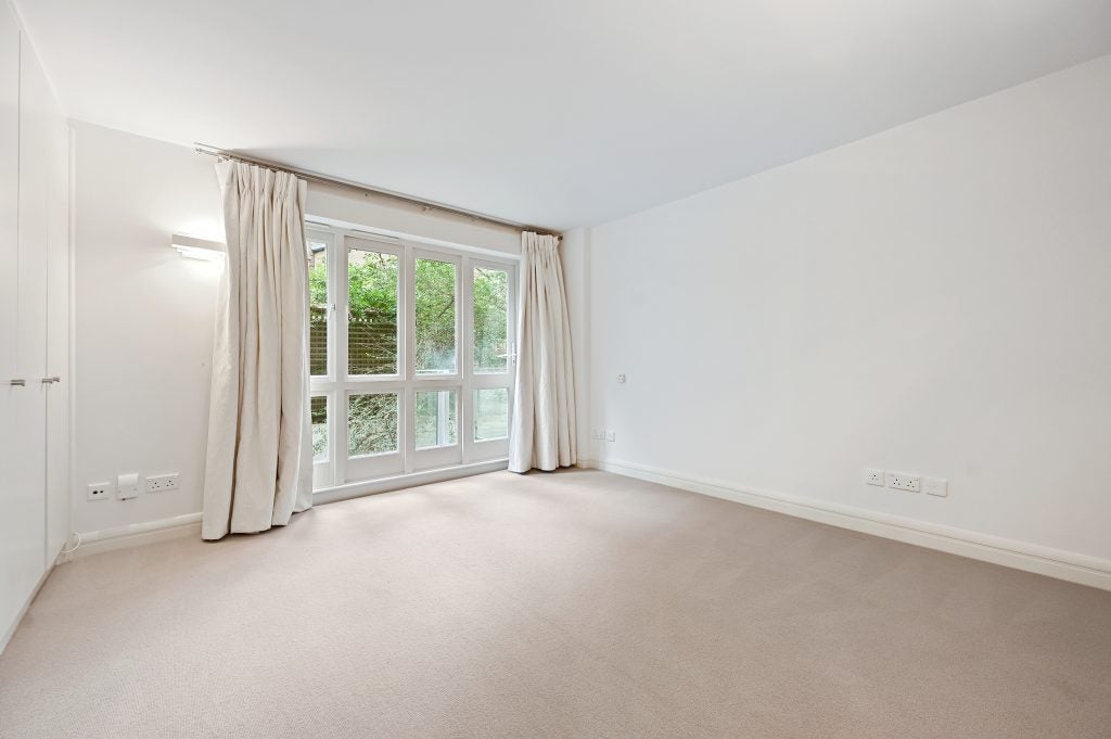 Flat Penywern Road in Greater London