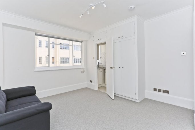 Flat Montagu Mansions in London