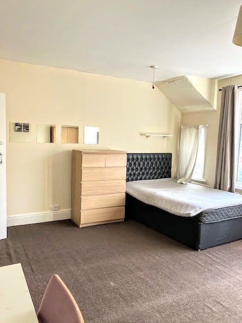 Flat Harborough Road in Southampton
