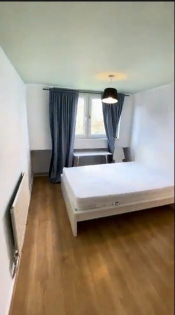 Room Usk Street in Greater London