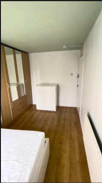 Room Usk Street in Greater London