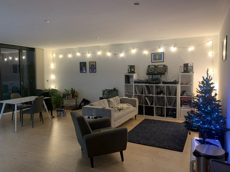 Room Quebec Way in Greater London