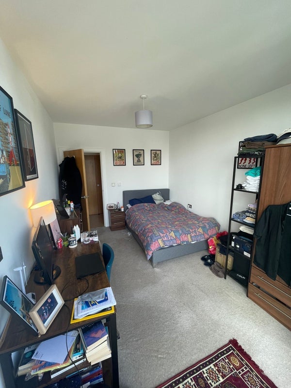 Room Quebec Way in Greater London