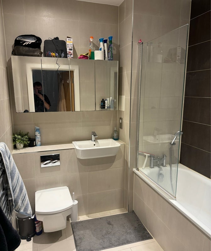Room Quebec Way in Greater London