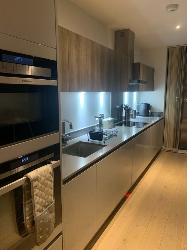 Room Quebec Way in Greater London