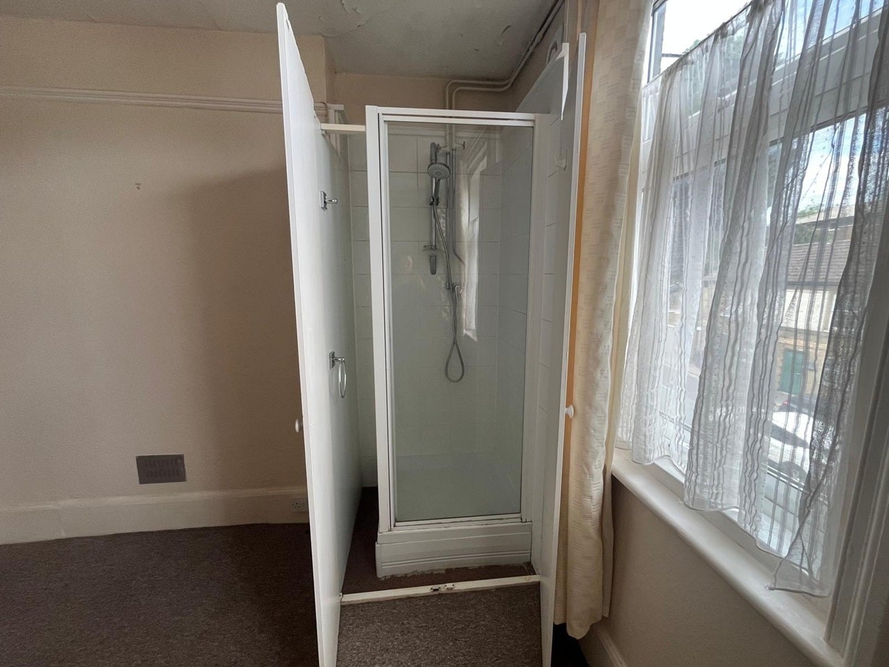 Room Bower Lane in Maidstone