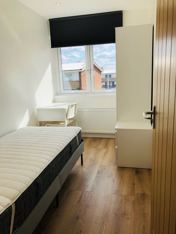 Room Cooper's Road in Greater London