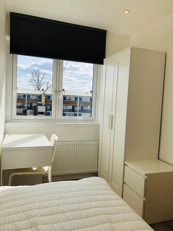 Room Cooper's Road in Greater London