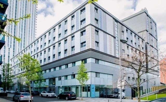 Room Daneland Walk in Greater London