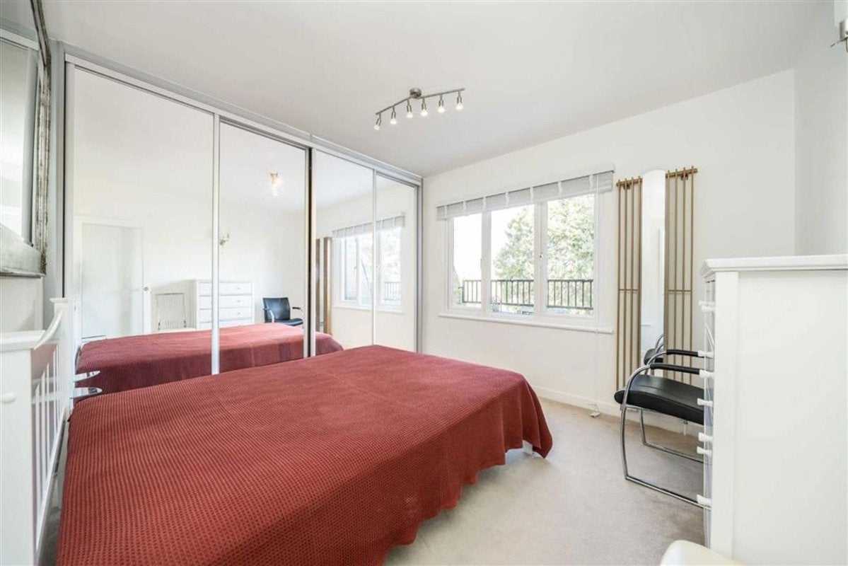 Flat Twickenham Road in Greater London