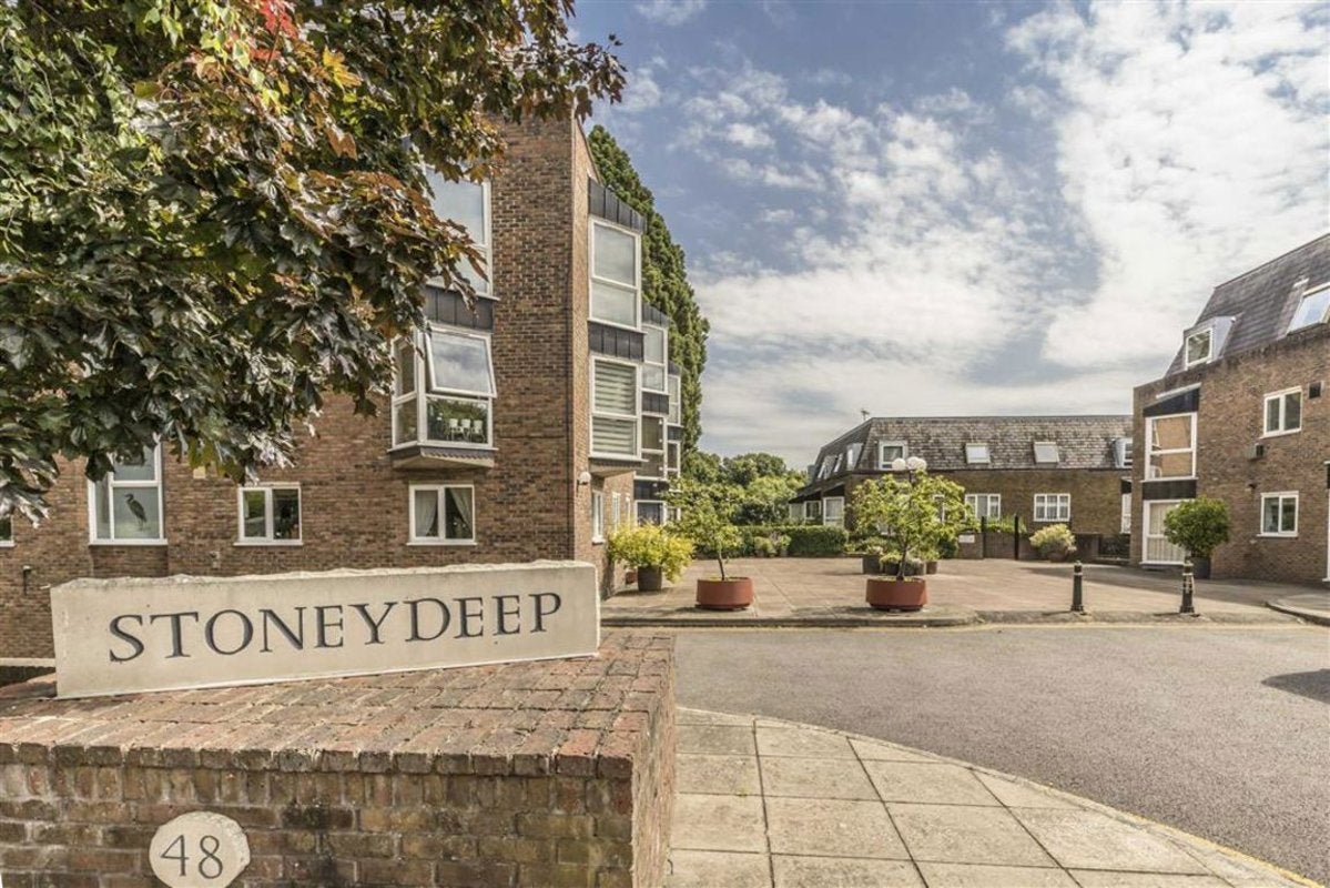 Flat Twickenham Road in Greater London